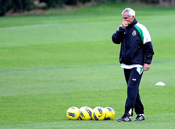 Héctor Cúper, durante un entrenamiento con el Racing