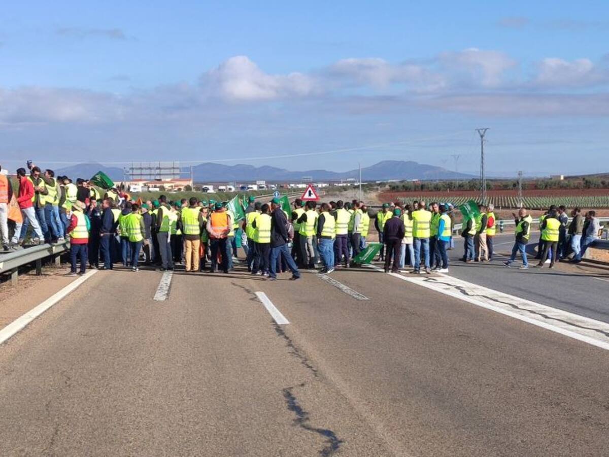 Los agricultores cortan distintos puntos de la A-5 y de la A-66 en Extremadura