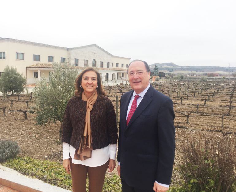 Carmen Vela junto a Carlos Moro durante la visita a las instalaciones