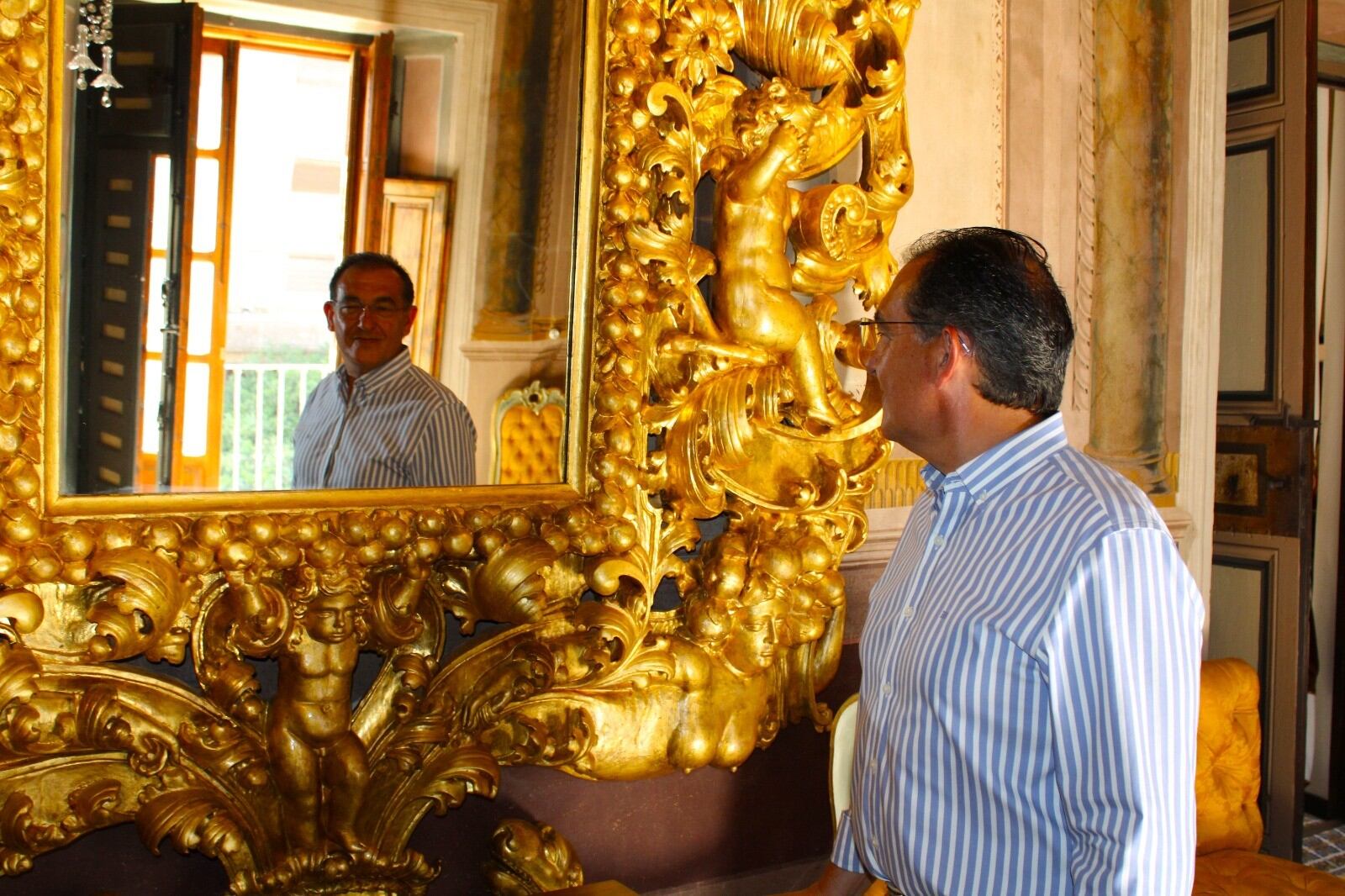 Santiago Parra, concejal de Cultura de Lorca en unos de los salones de la Casa Palacio de Guevara.