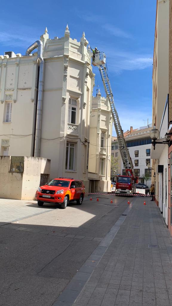 Los bomberos de Huesca han tenido que limpiar la fachada del Casino para que no cayeran cascotes