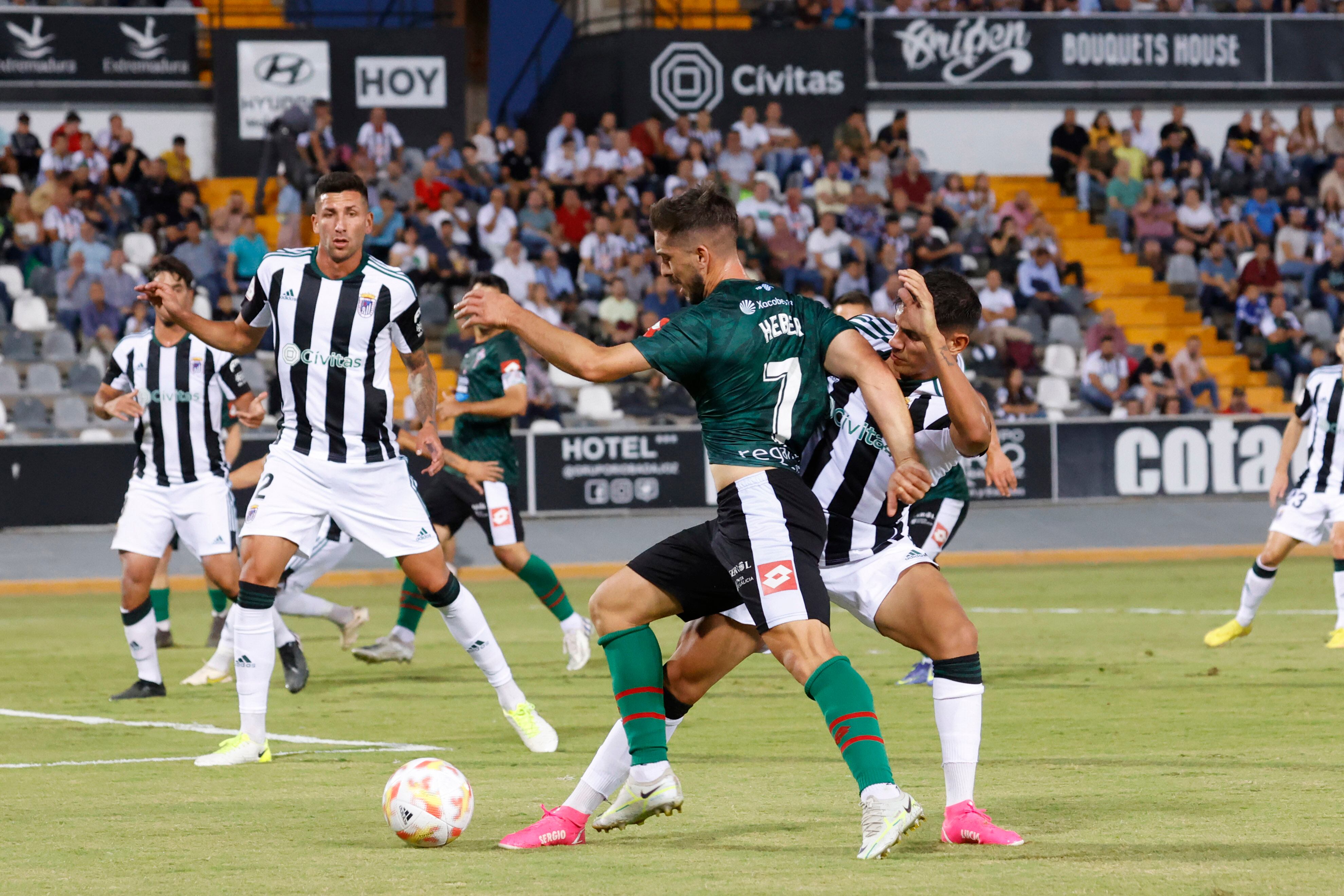 Heber Pena, en una jugada del Badajoz-Racing del Nuevo Vivero