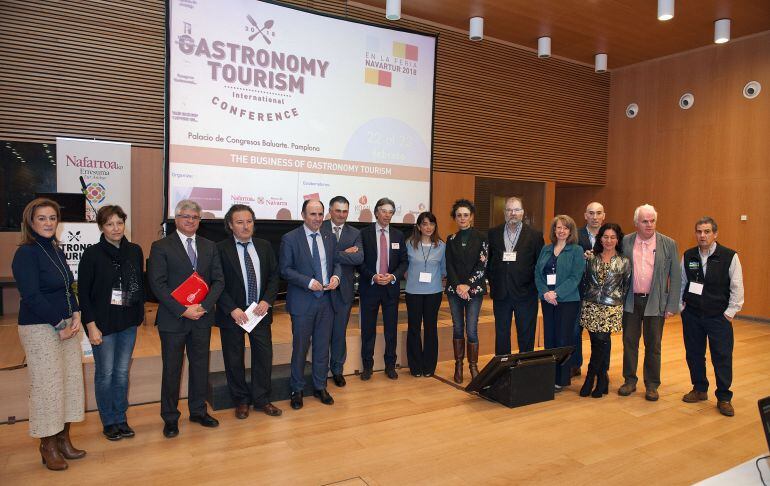 Organizadores del I Congreso Internacional de Turismo Gastronómico con el vicepresidente Manu Ayerdi en la apertura del acto.