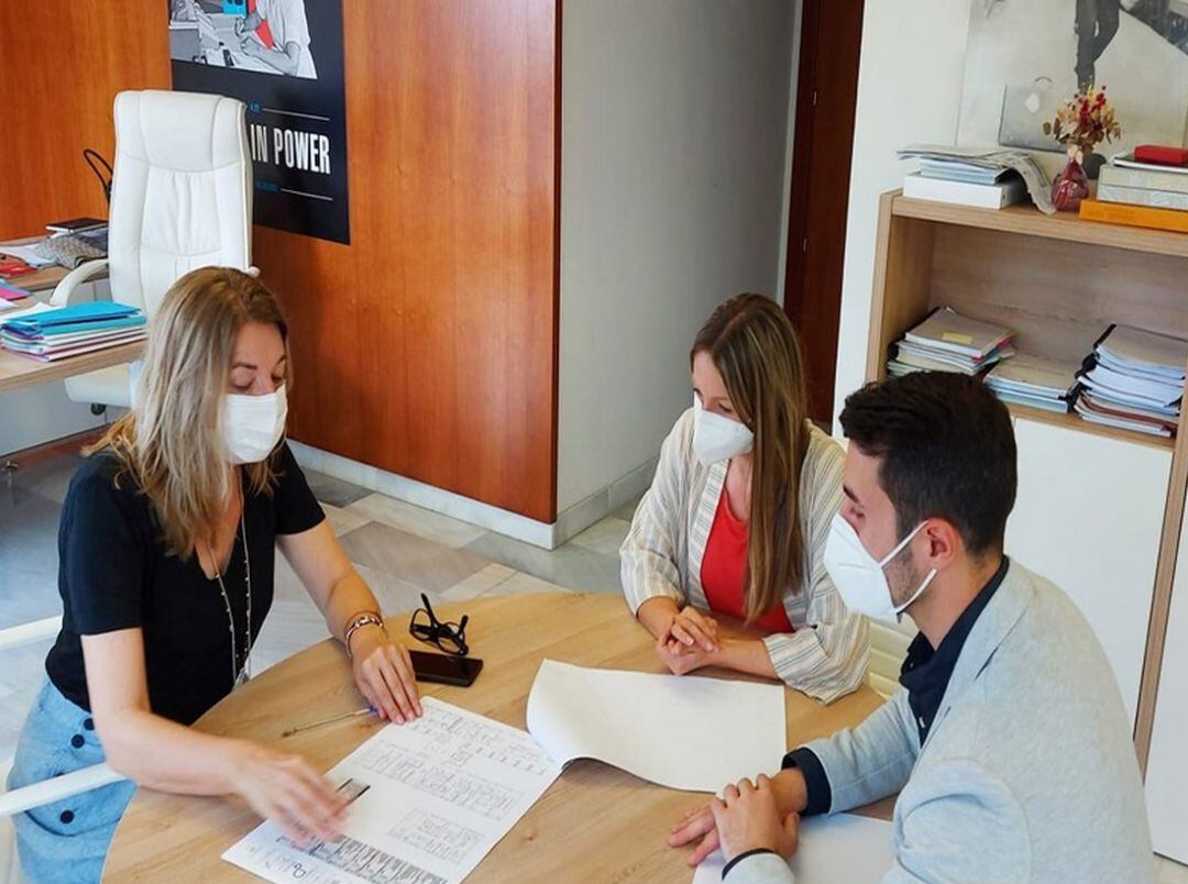 Reunión con la secretaria autonómica de Eficiencia y Tecnología Sanitaria, Concha Andrés