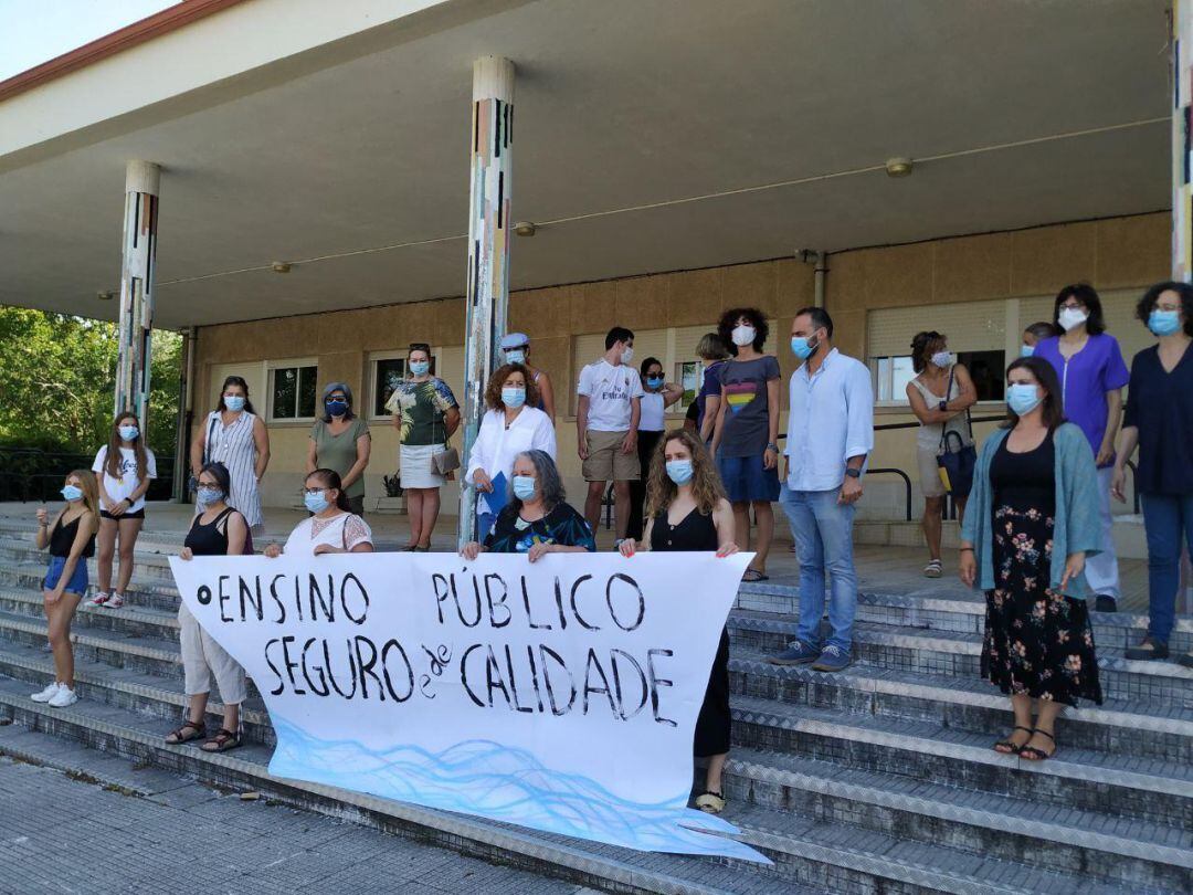 Concentración de la comunidad educativa del Instituto Miguel Ángel González Estévez de Carril