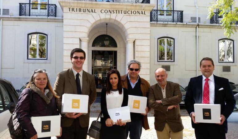 Miembros de 'Nós, Cidadãos' entregan 8.500 firmas en el Tribunal Constitucional portugués