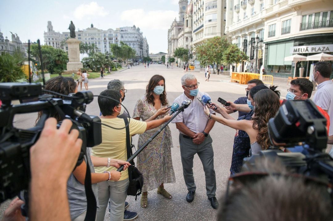 Joan Ribó y Sandra Gómez atienden a los medios en la Plaza del Ayuntamiento de València