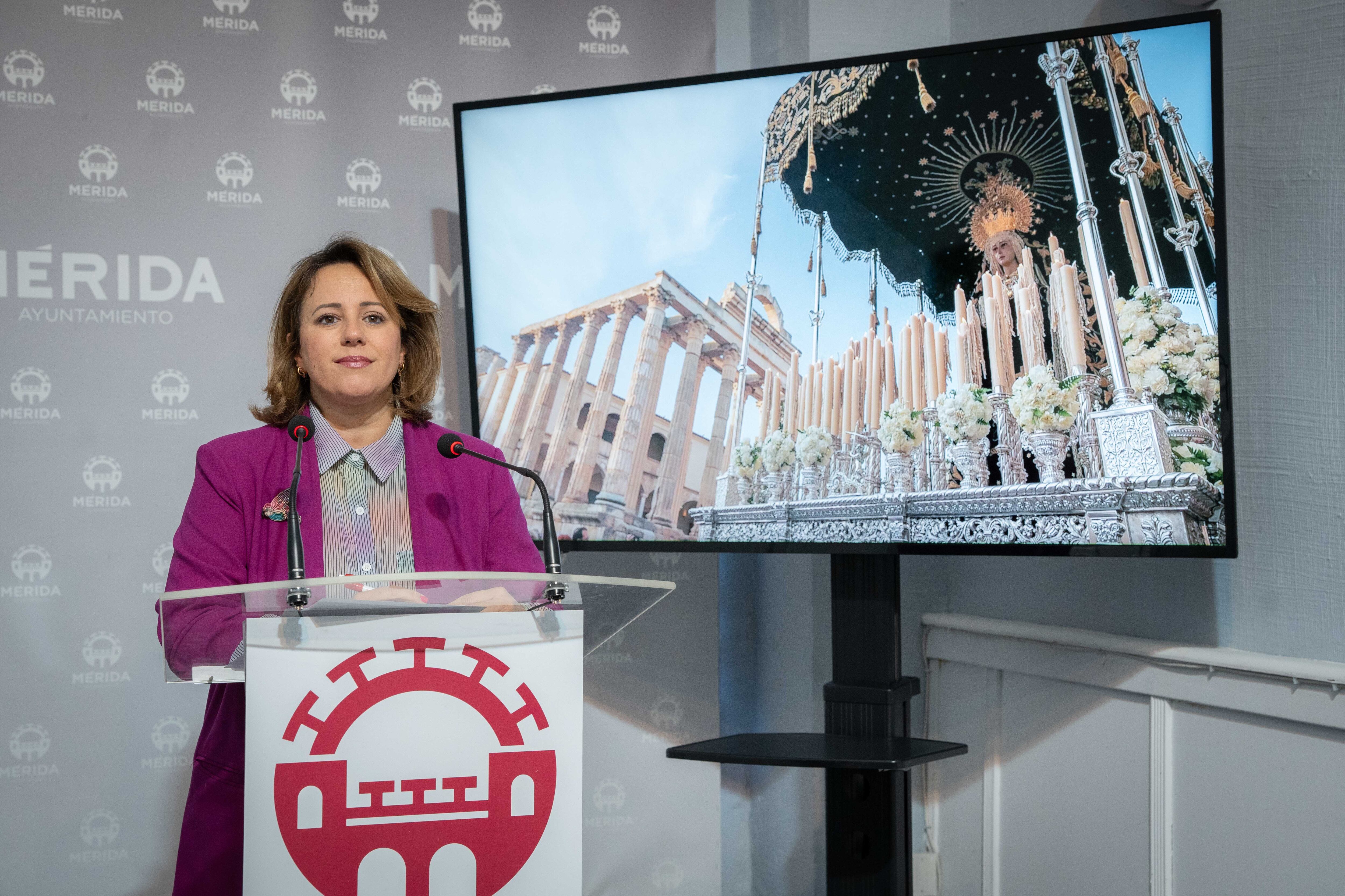 Ana Aragoneses presenta las actuaciones de cara a la Semana Santa de Mérida