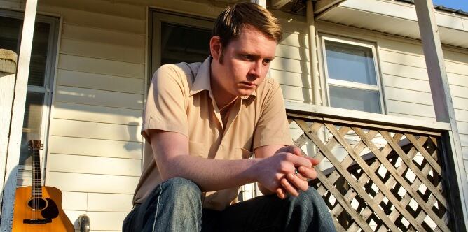 John Fullbright a las puertas de su casa en Oklahoma