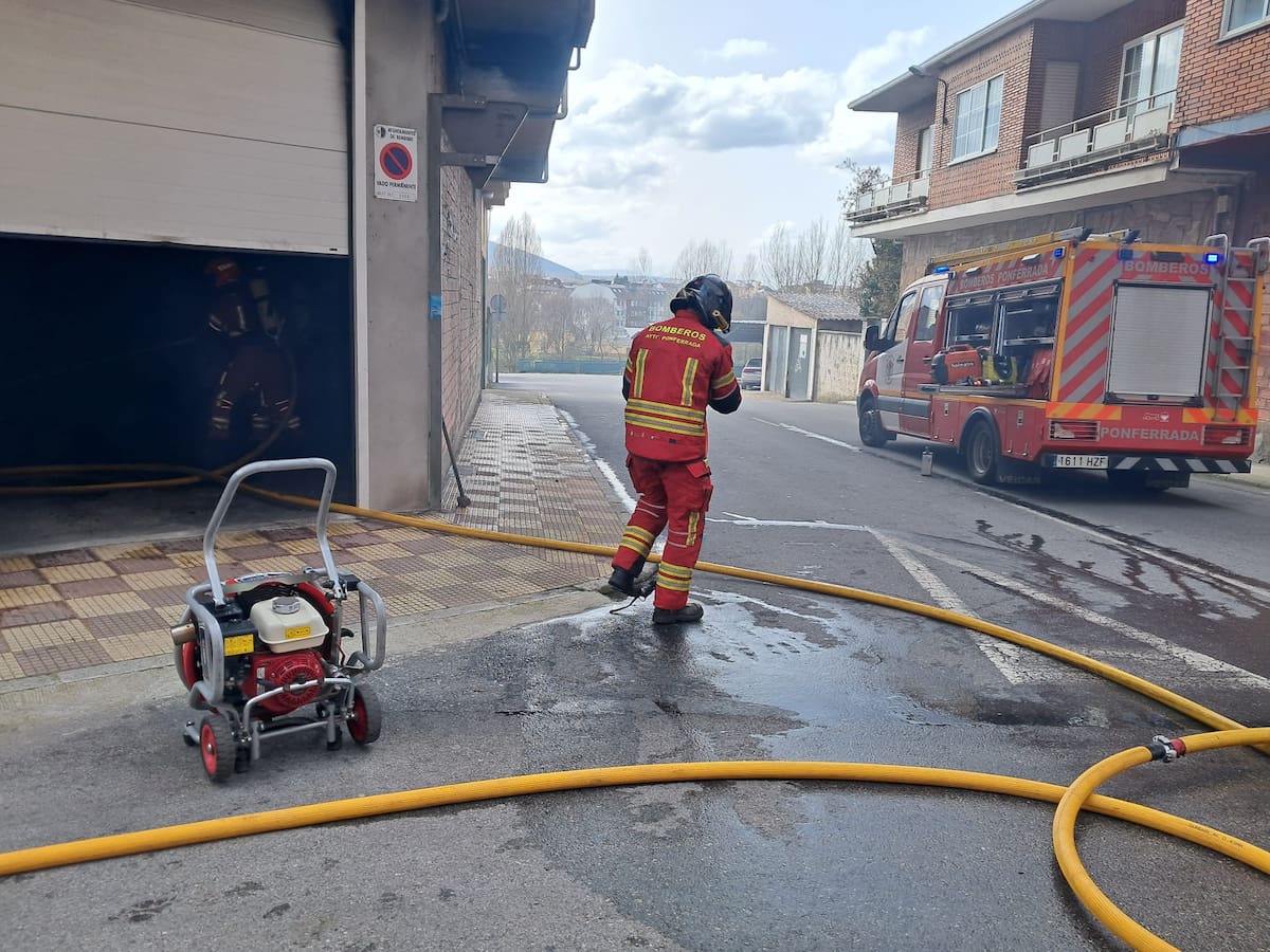 Incendio en un garaje comunitario de Bembibre