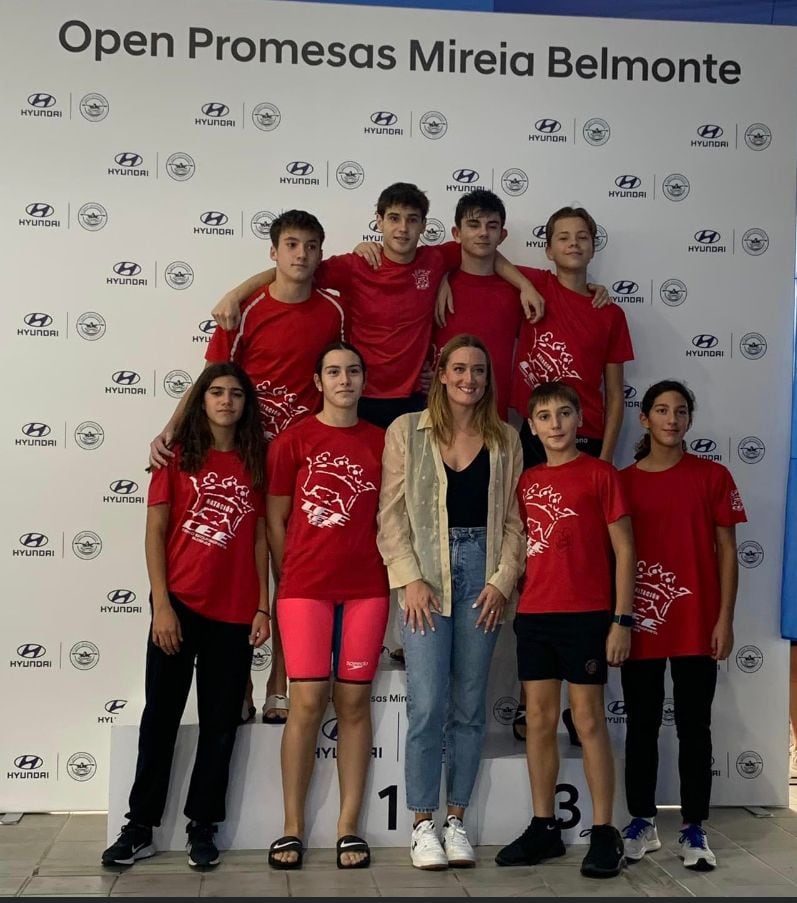 Los nadadores del CEE con MIreia Belmonte