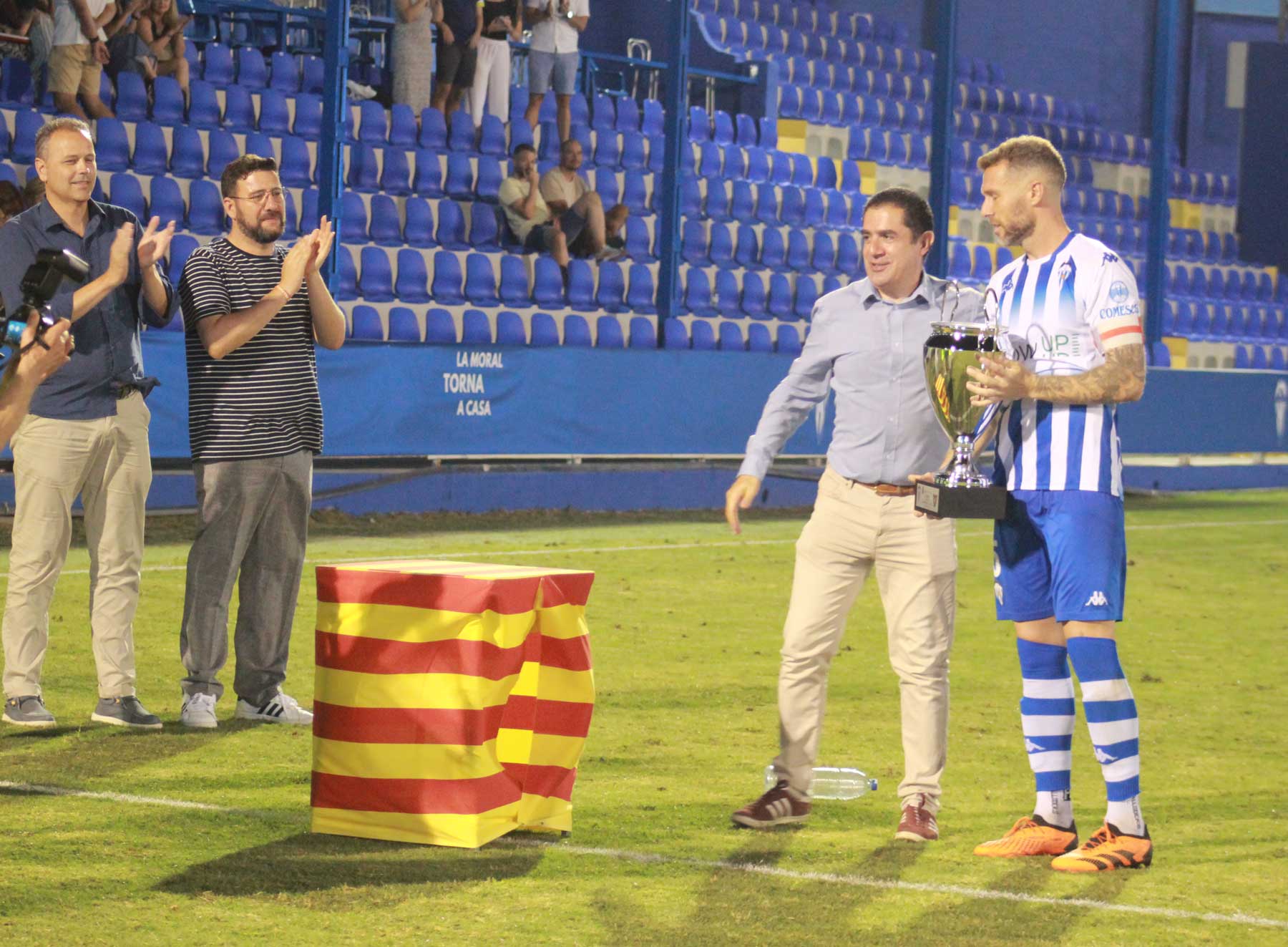 Toni Francés entrega el trofeo al capitán Raúl González, ante el presidente del Alcoyano, Chiqui Linares y el vicealcalde, Àlex Cerradelo