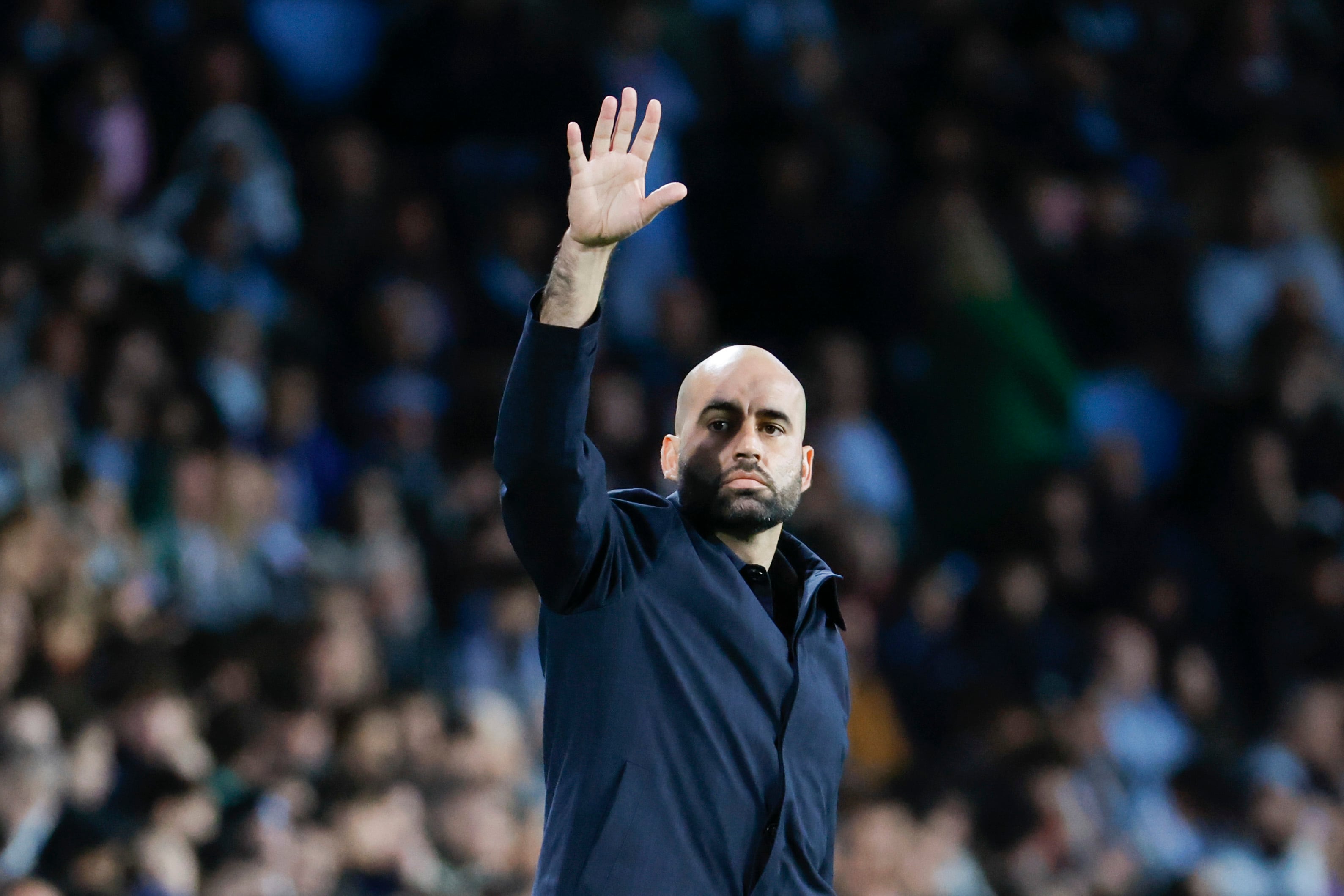 VIGO, 09/11/2025.- El técnico del Celta, Claudio Giráldez, durante el encuentro correspondiente a la jornada 12 de Laliga EA Sports que disputan hoy domingo Celta y FC Barcelona en el estadio de Balaidos, en la capital gallega. EFE / Lavandeira.