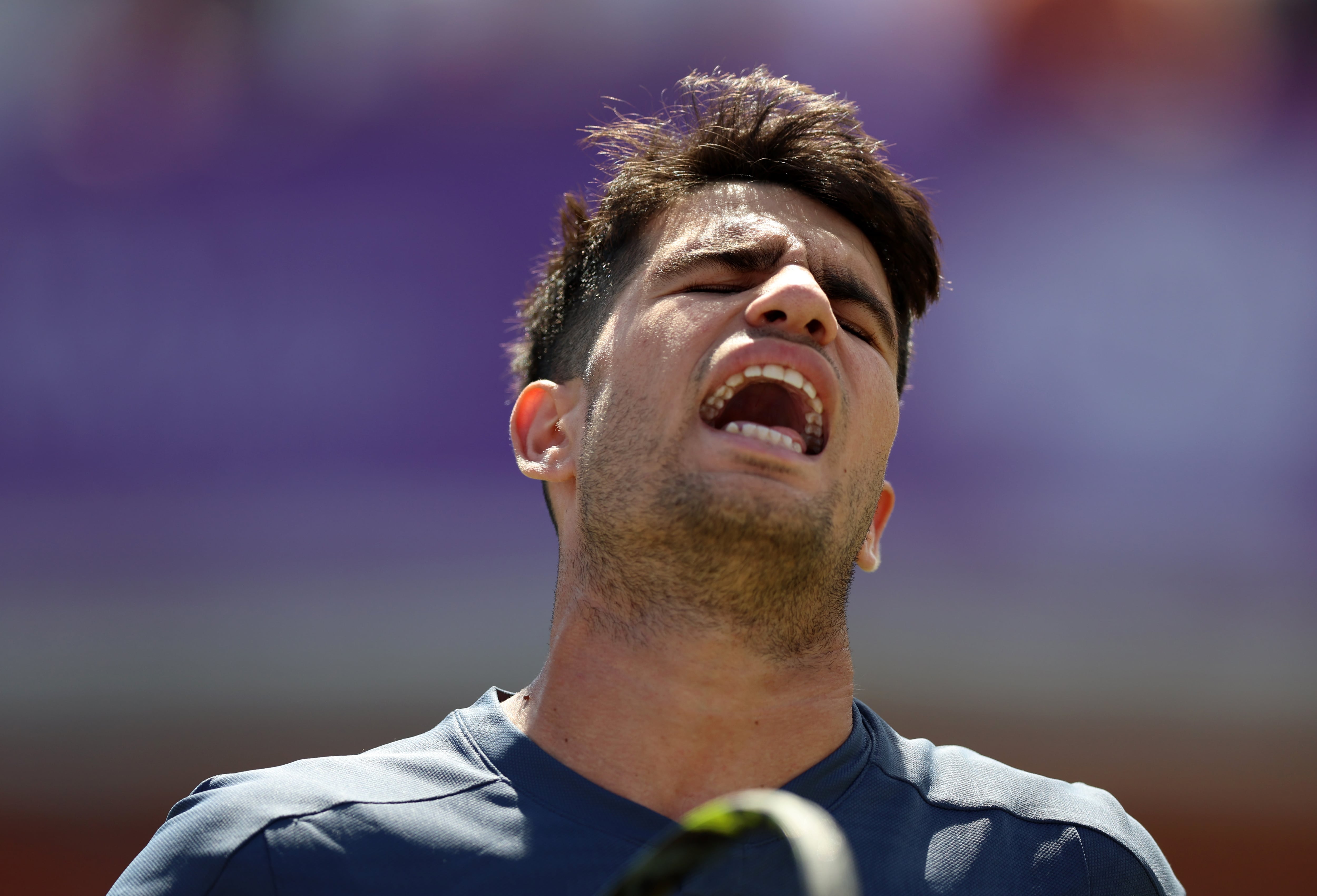 Carlos Alcaraz se lamenta durante el torneo de Queen&#039;s