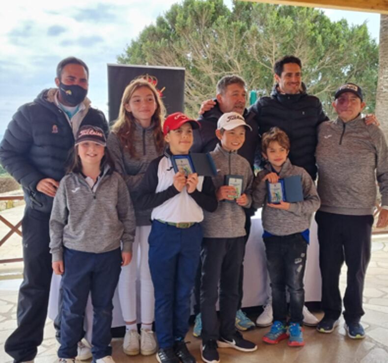 La delegación ibicenca con los trofeos conseguidos