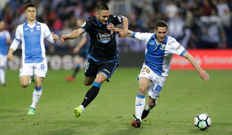 El jugador del C.D. Leganés Joseba Zaldua (20) pelea por un balón con el deportivista Florin Andone durante el partido del pasado viernes en Butarque.