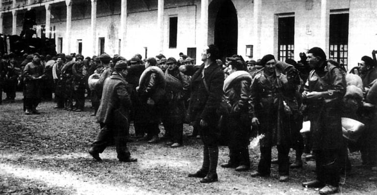 Voluntarios de las Brigadas Internacionales en el Cuartel de la Guardia Republicana en Albacete en 1936