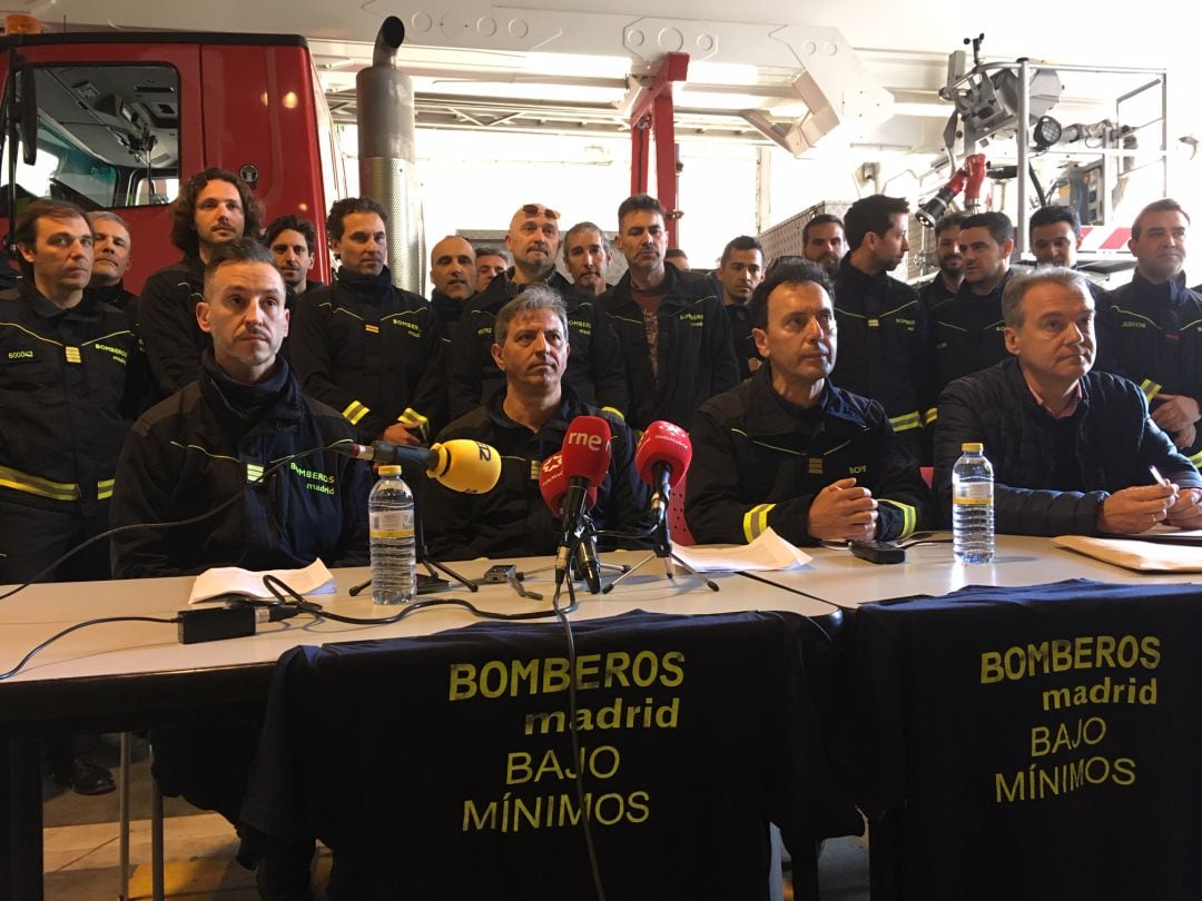 De Izquierda a Derecha, los bomberos Rubén Gallego y Luis Soriano,  el ex Jefe del Cuerpo de Bomberos, Juan José García, y el ex Director General de Emergencias, Ignacio Becerril 