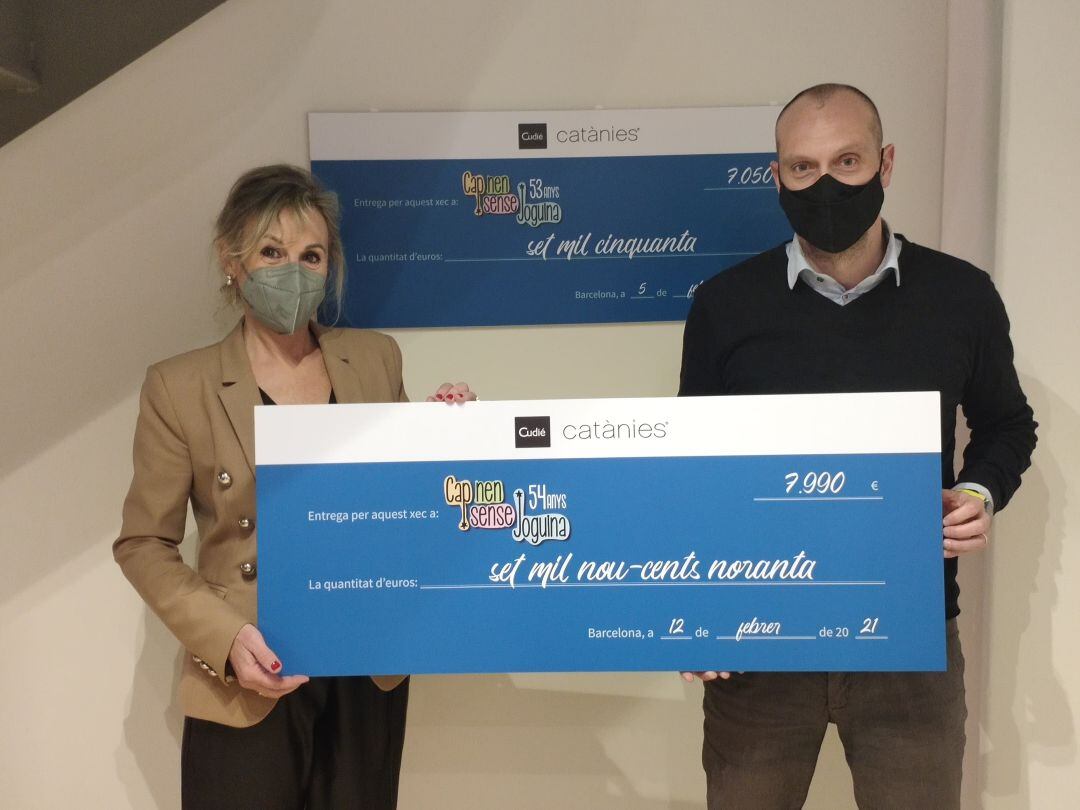 Núria Camps, directora de SER Penedès-Garraf rep en nom de l’Associació Cap Nen Sense Joguina el xec de mans del director general de Bombons Cudié, Albert Cirujeda