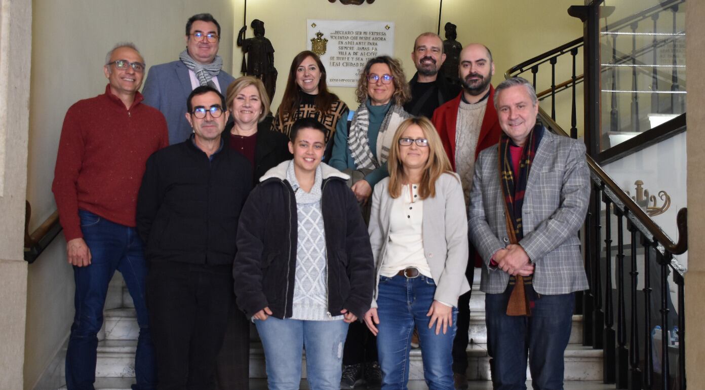 Representantes de los institutos Pare Vitòria y Andreu Sempere, de la concejalía de Transición Ecológica, el autor del diseño del sello de sostenibilidad, los presidentes de Alcoy Comercial y ACECA y los ediles de Educación, Transición Ecológica y Comercio.