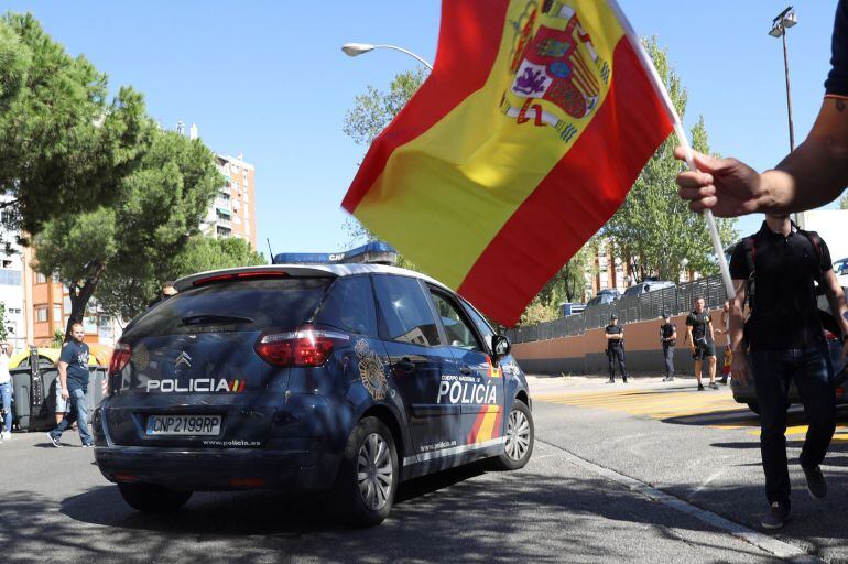 Los sindicatos policiales han convocado una concentración ante la comisaría de Moratalaz (Madrid) en apoyo a la situación de sus compañeros desplegados en Cataluña