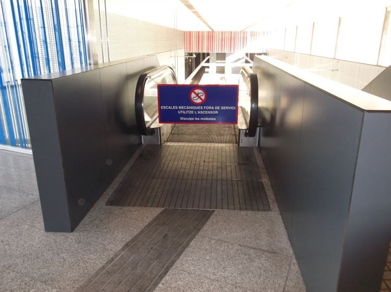 Imagen de la escalera mecánica de la estación de Palmaret inutilizada