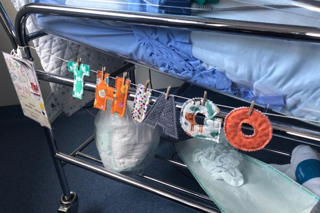 Un llit amb el nom d'un nadó prematur del Trueta Girona