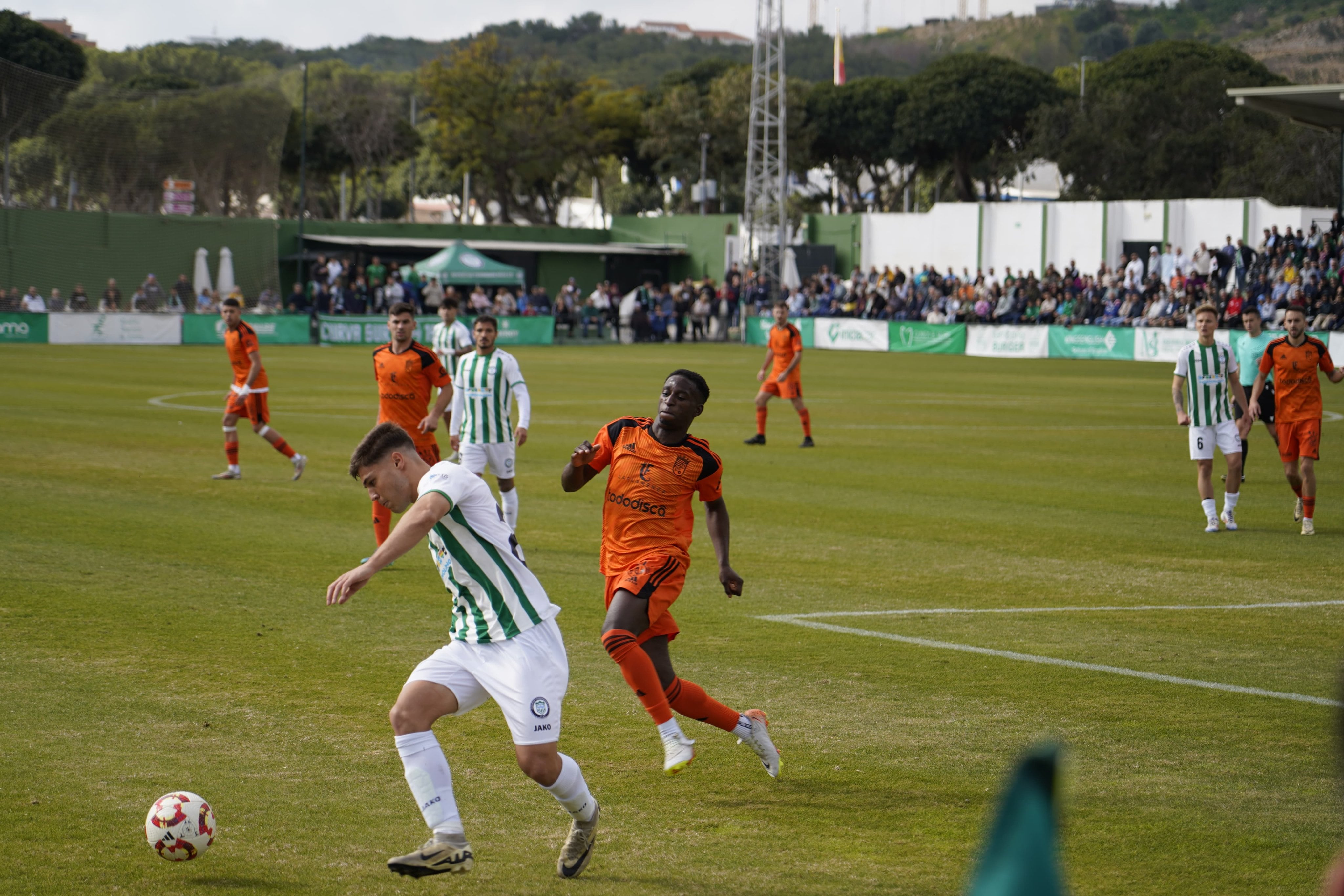 Armengol persigue a un rival durante el partido en Torremolinos