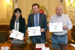 Ana Redondo, Oscar Puente y Jaime Fernández posan con el programa de la Fiesta de la Moto