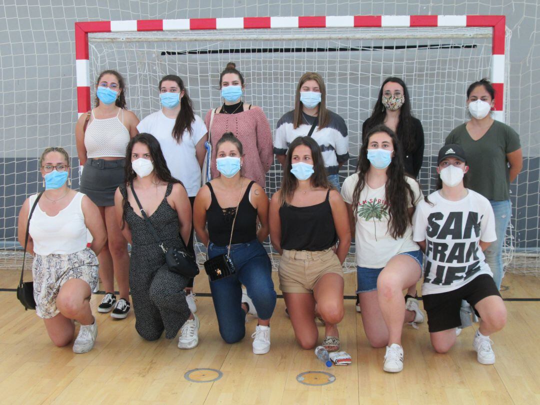 La nueva entrenadora (esquina superior derecha) con algunas de las jugadoras de la próxima temporada 
 