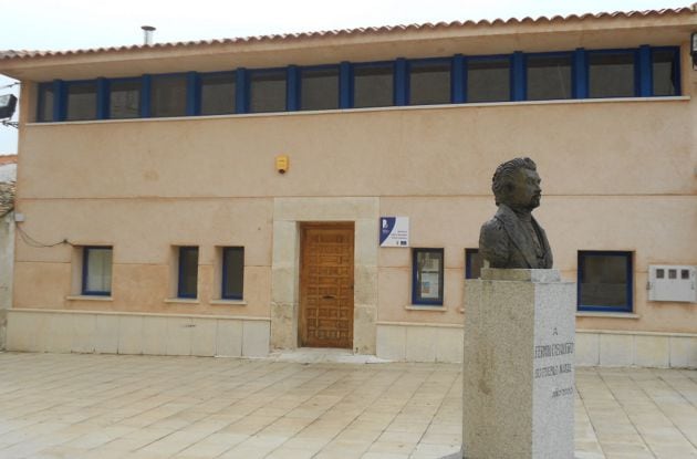 Busto de Fermín Caballero frente a la biblioteca-casa de la cultura que lleva su nombre en su pueblo natal Barajas de Melo.