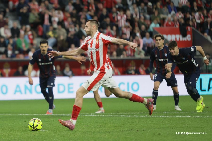 Dubasin lanza el penalti que supuso el empate.