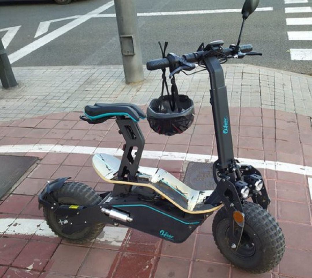 La Policía Local de València detiene a un usuario por conducir un patinete que en realidad era un ciclomotor