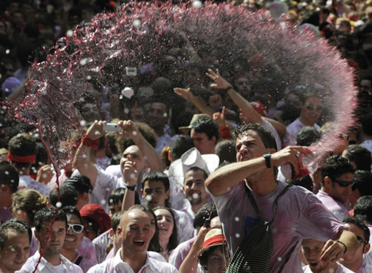 La celebración incluye empaparse con vino