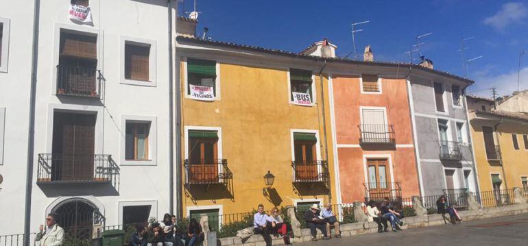 Carteles de protesta en balcones de la plaza Mayor.