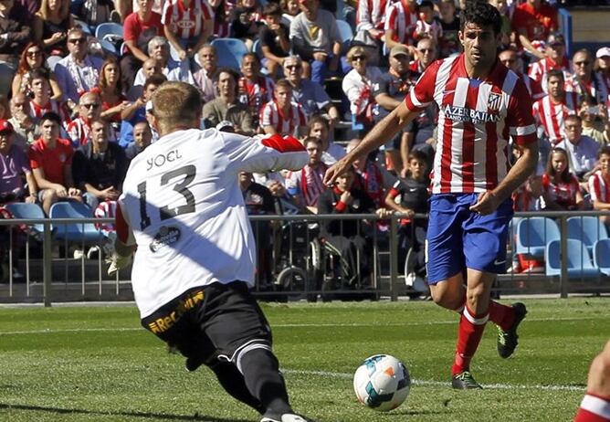 El delantero brasileño del Atlético de Madrid, Diego Costa, marca el segundo el gol de su equipo al Celta de Vigo