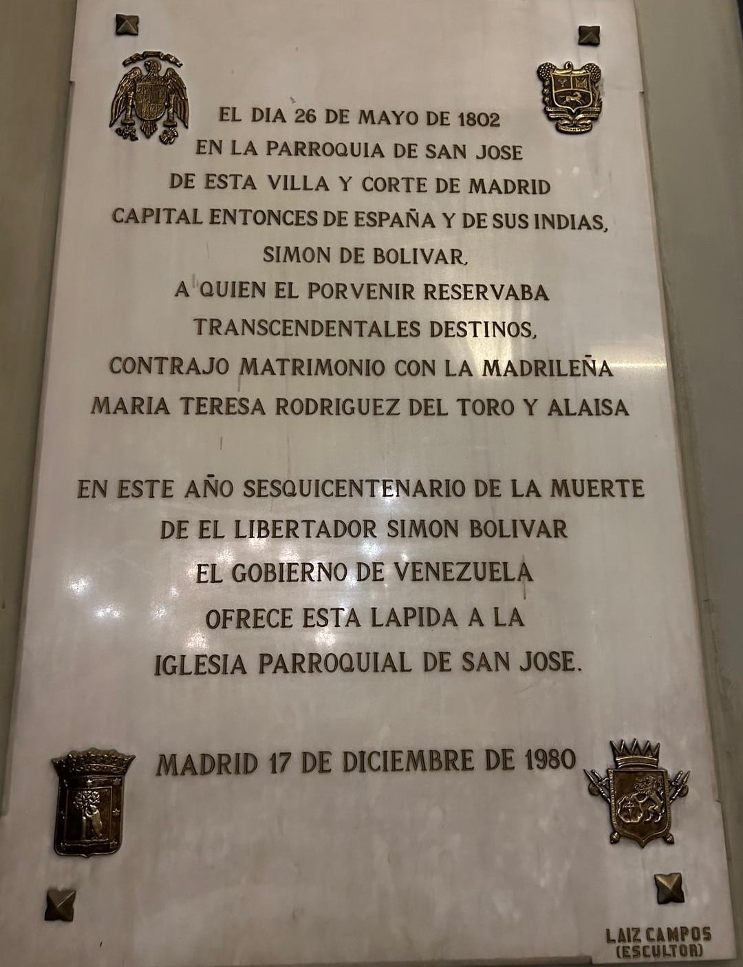 El águila franquista encabeza esta placa conmemorativa