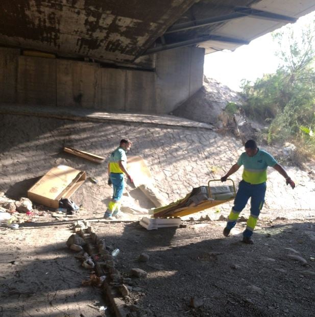 Operarios municipales limpian el túnel de la A-30 en san Pío X