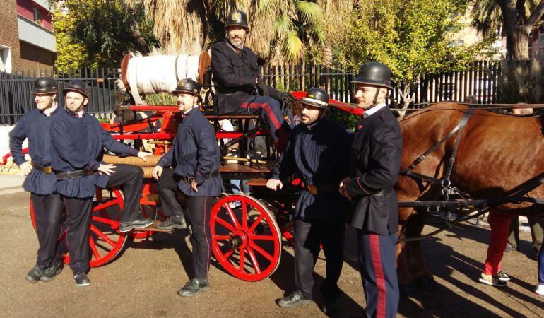 Algunos agentes se han vestido con el uniforme de bomberos de época para la sesión fotográfica