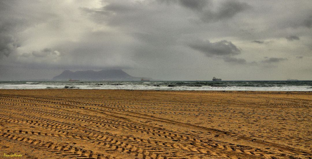 Playa de Getares con levante.