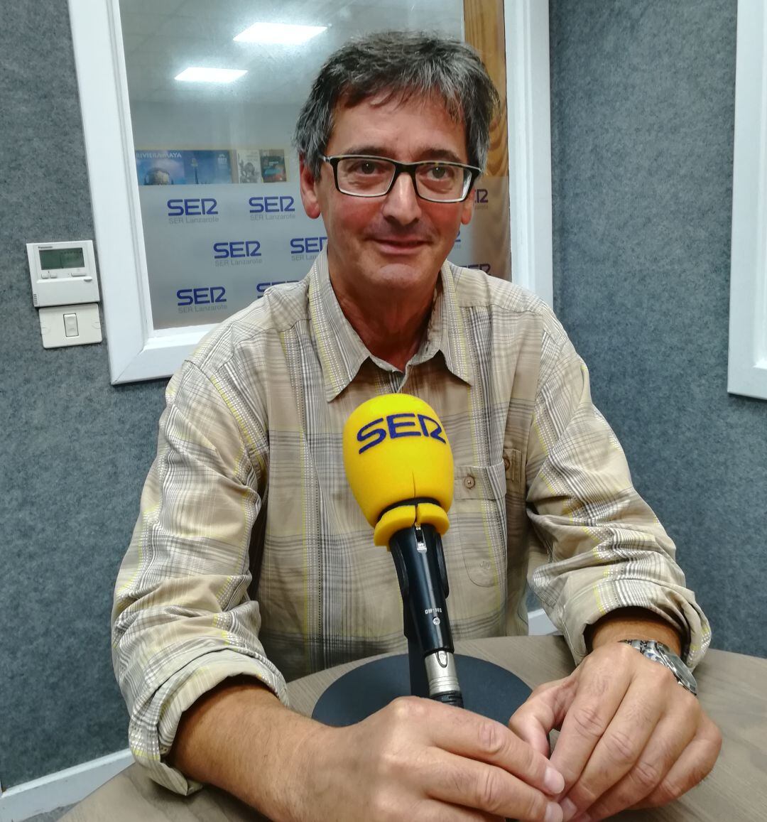 Juan Ramón Pérez en los estudios de SER Lanzarote.