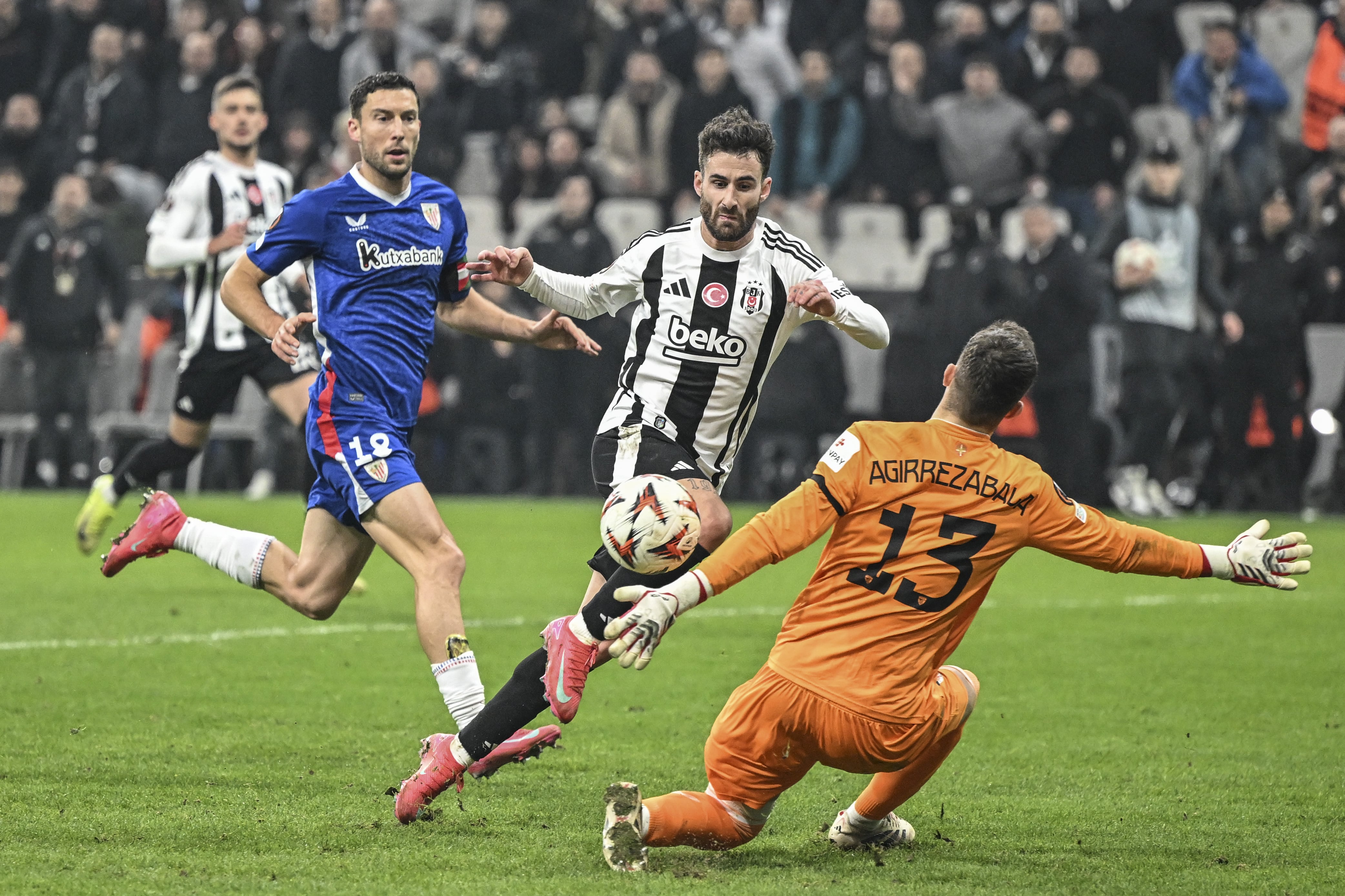 Rafa Silva remata ante Julen Agirrezabala para lograr el tercer gol del Besiktas frente al Athletic en el encuentro de Europa League disputado este miércoles en Estambul