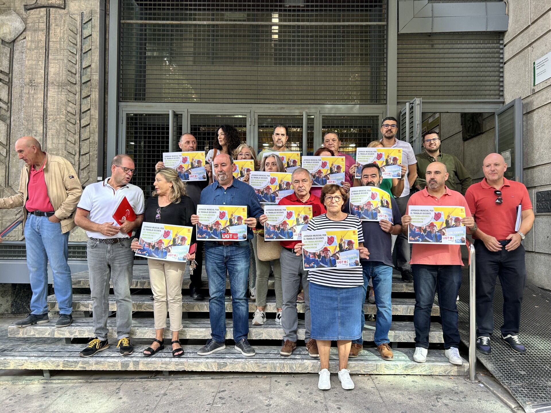 Miembros de la ejecutiva de UGT Jaén se concentran a las puertas de la sede con motivo del Día Mundial por un Trabajo Decente.