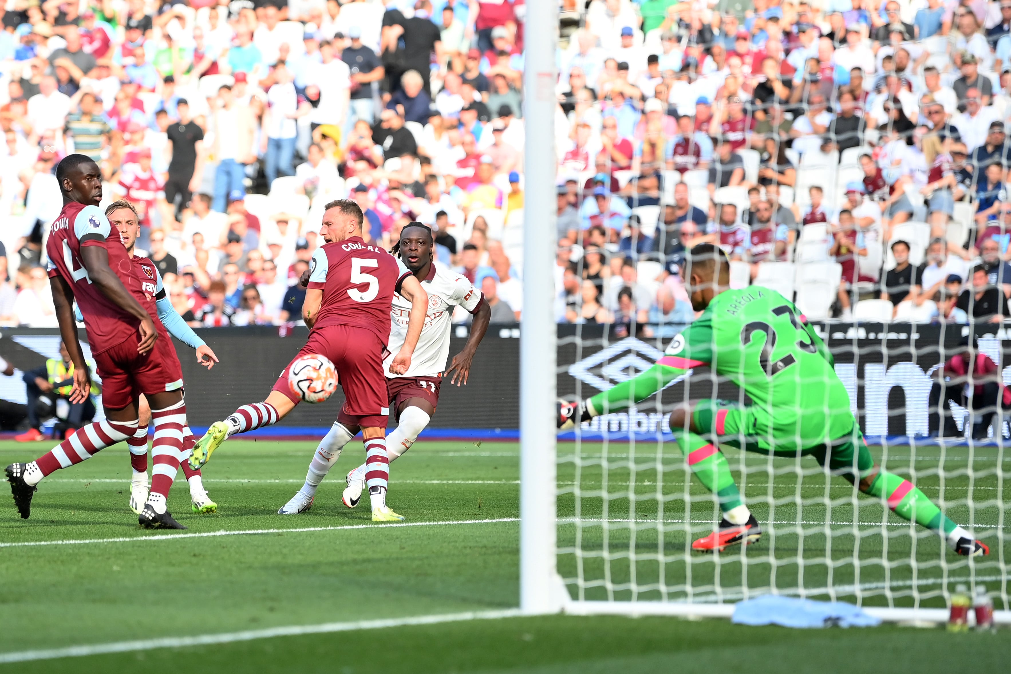 Doku marca un gol con el Manchester City contra el West Ham United