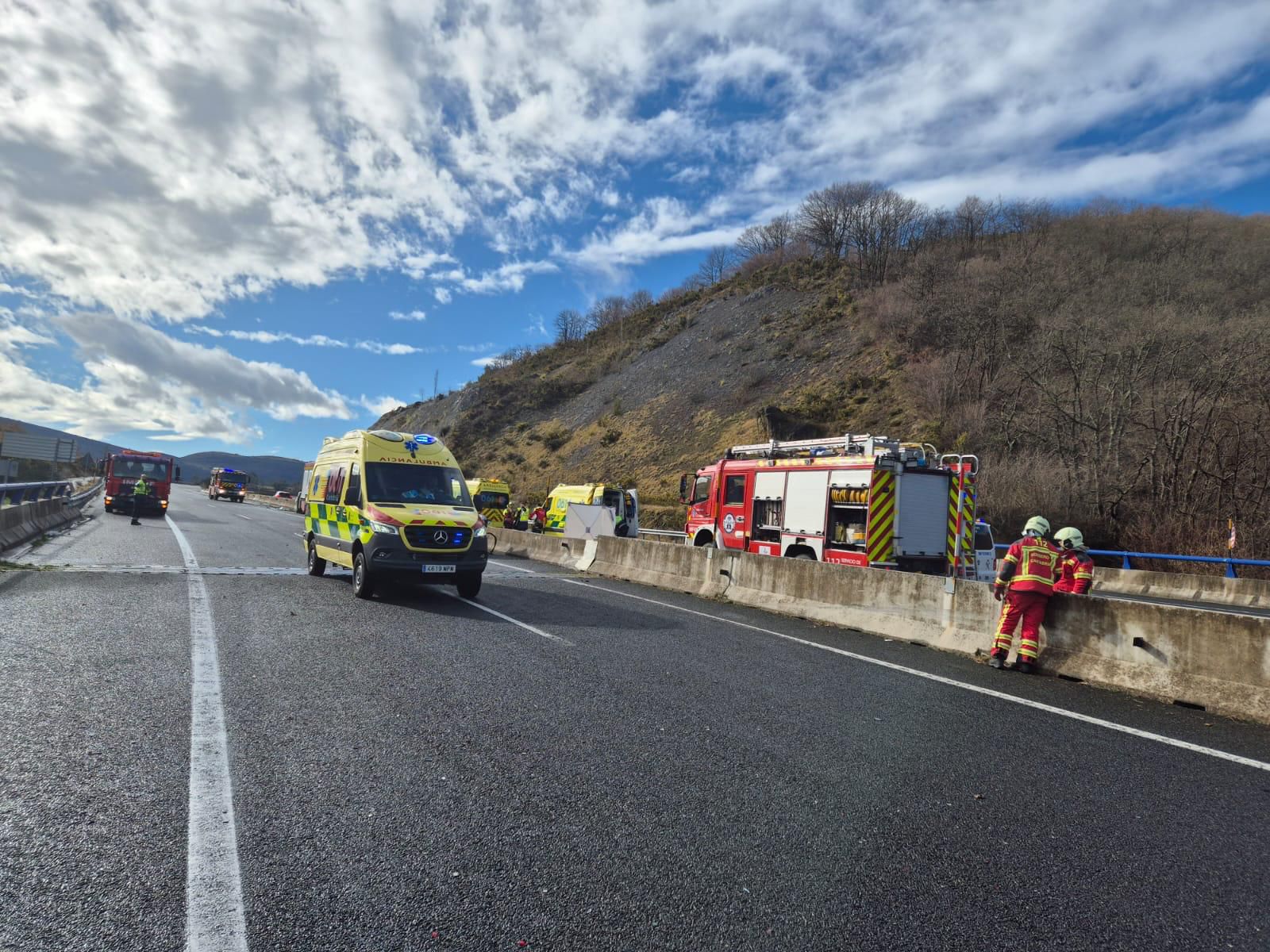 Los servicios de emergencias actúan en el tramo de la A-67 en el que se ha producido el accidente.