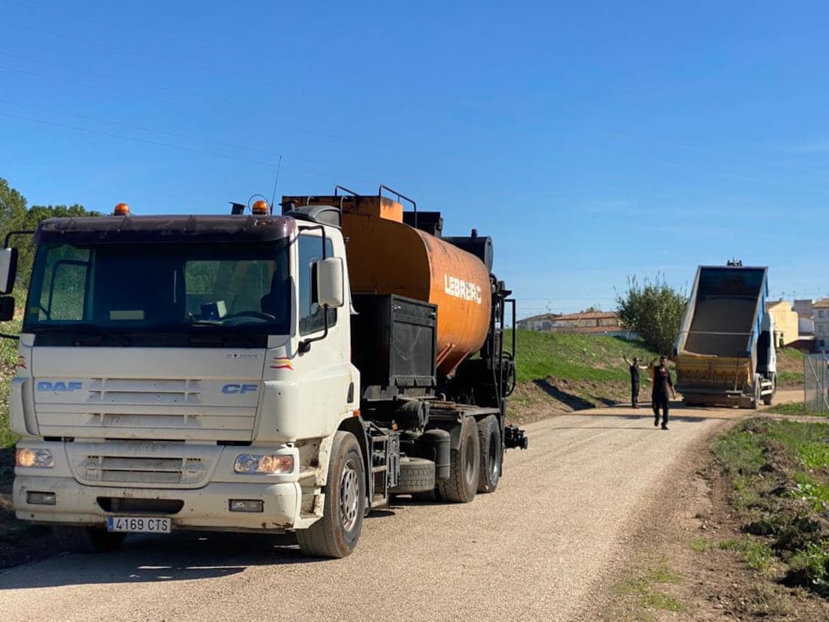 Avanzan las obras de asfaltado e iluminación del camino Puente Tabla-La Isla