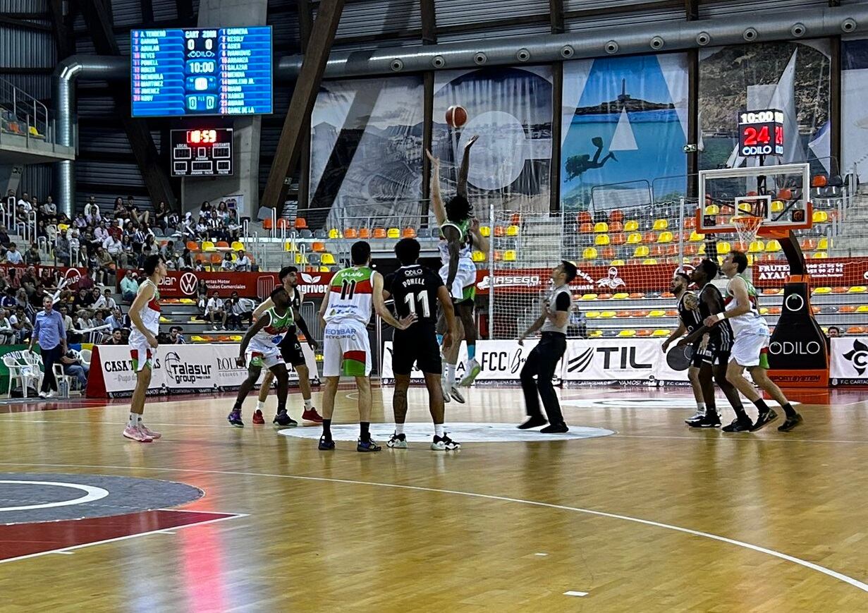 Inicio del partido entre el Odilo Cartagena y el Bizkaia Zornotza