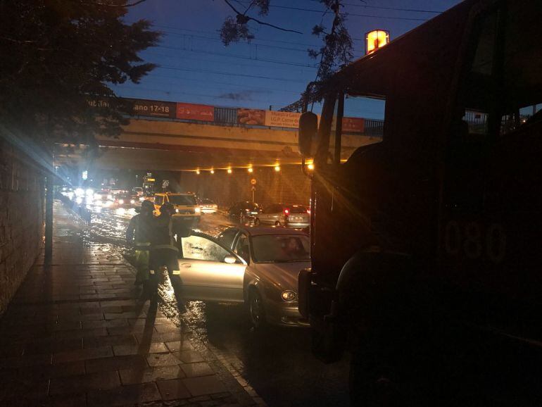 Intervención de los bomberos en el Puente de la Estación
