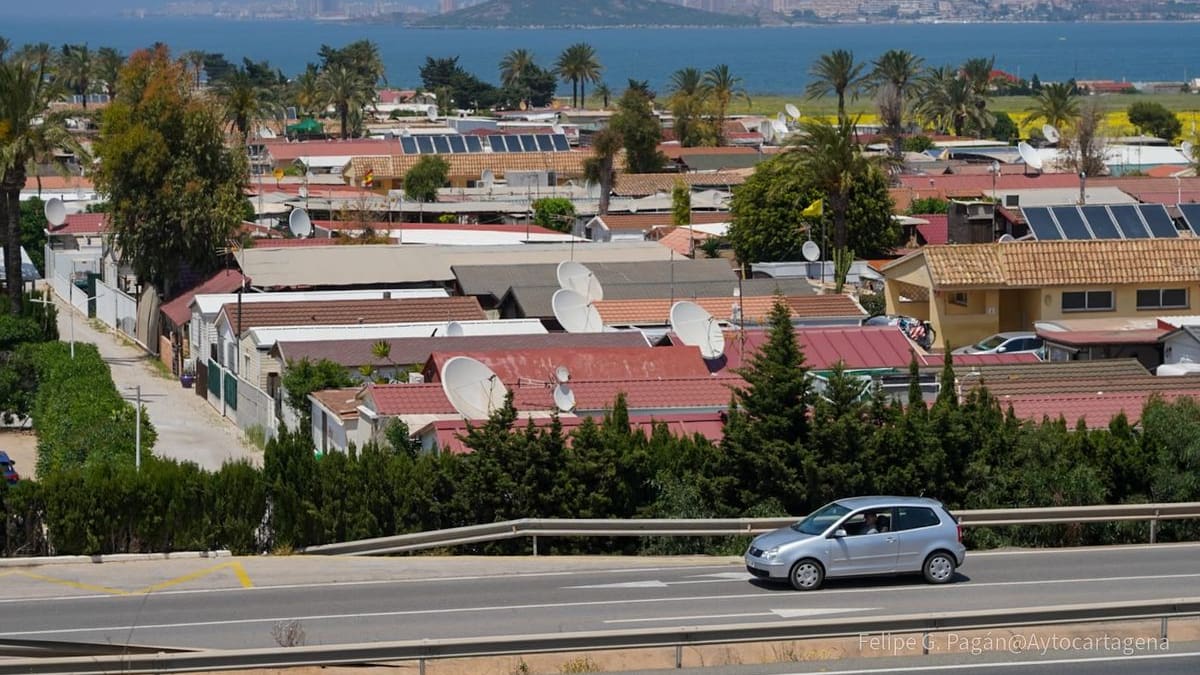 El PSOE exige frenar el corte de suministros en Villas Caravaning mientras el Gobierno local lo tacha de "conflicto entre particulares"