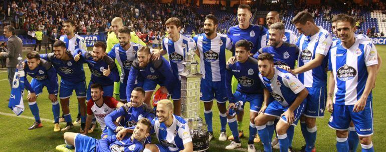 Los jugadores del Deportivo posan con el trofeo